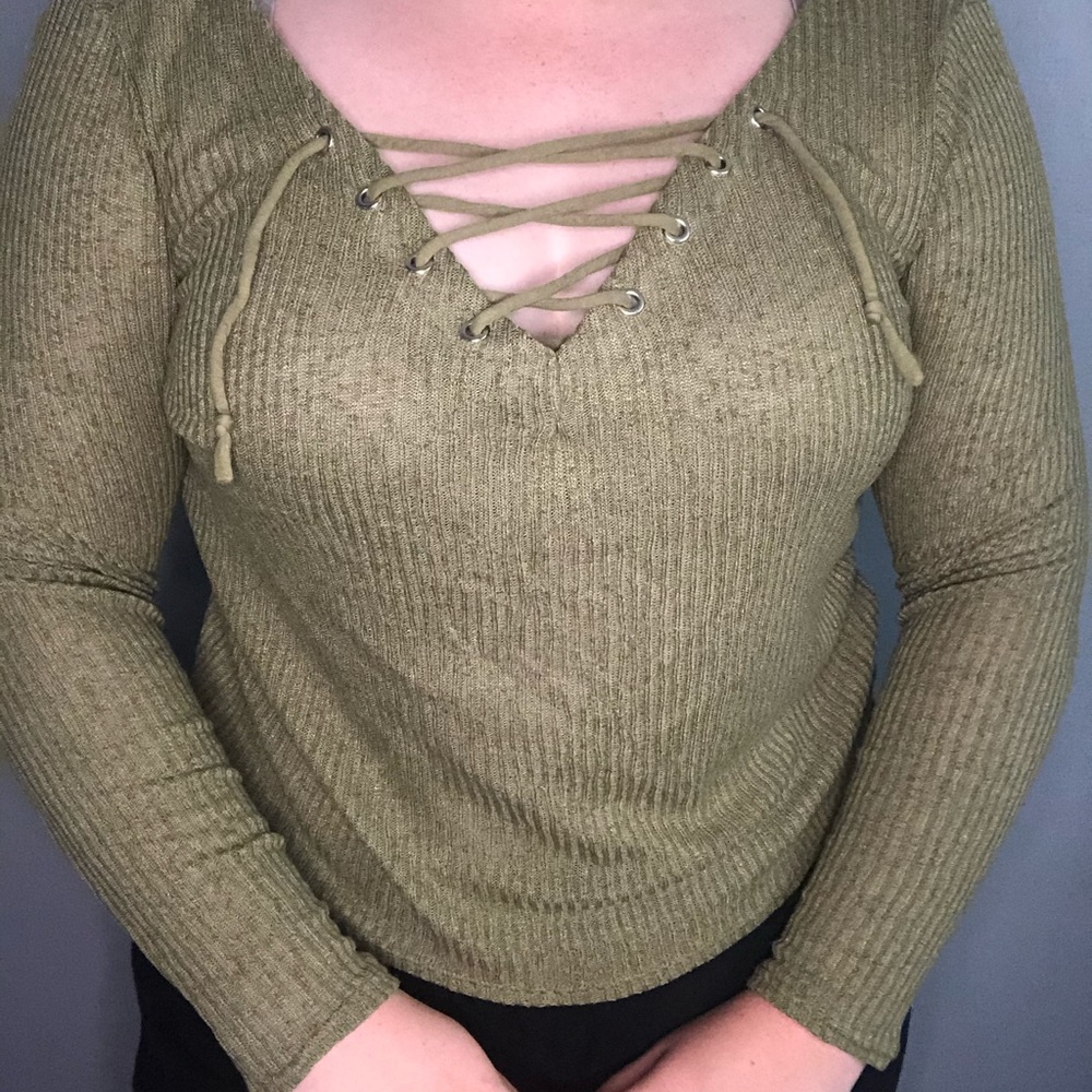 Divided green sweater/long sleeve knit